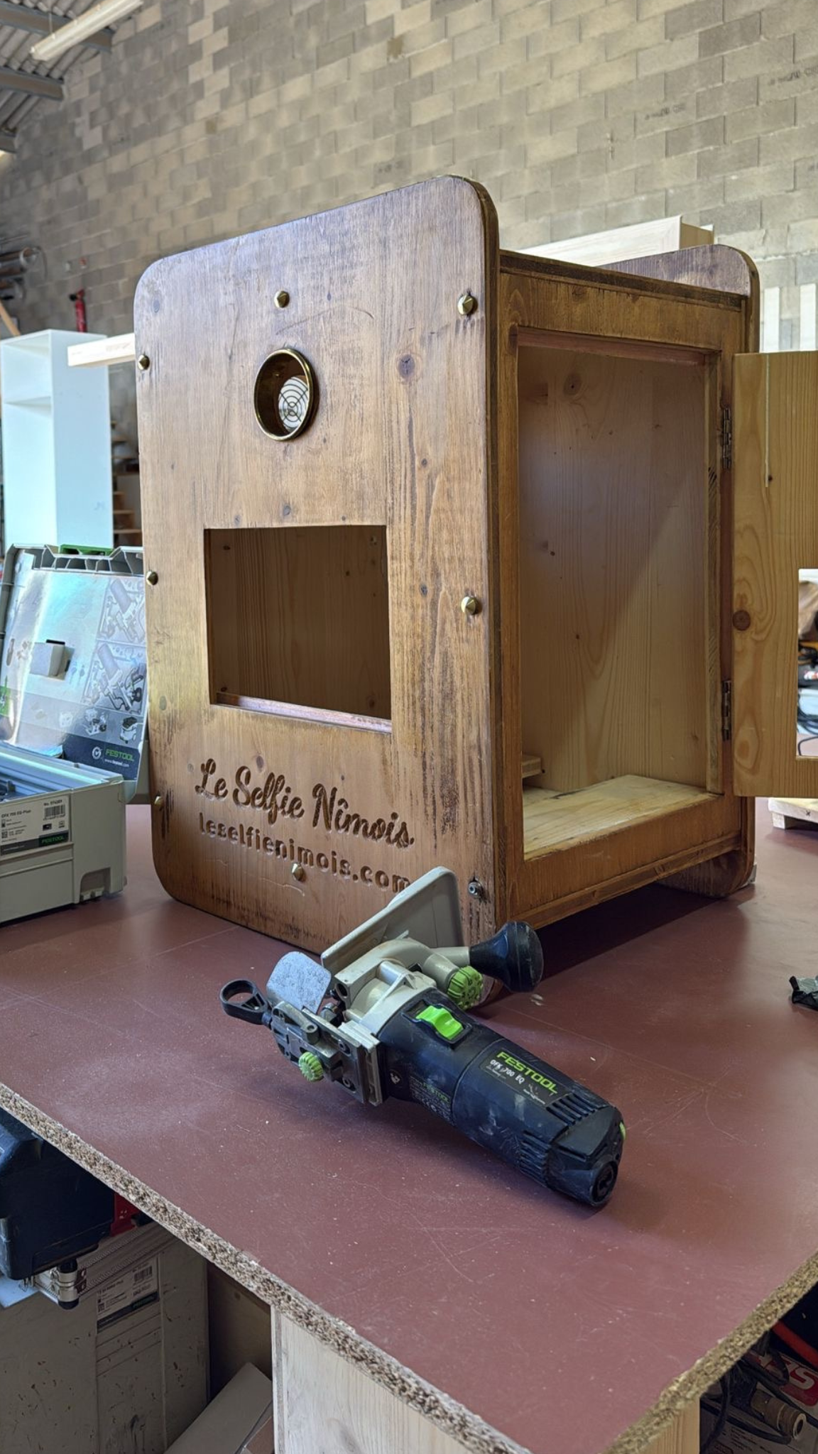 Nos photobooths sont fabriqués à Nîmes : la qualité locale au service de vos événements